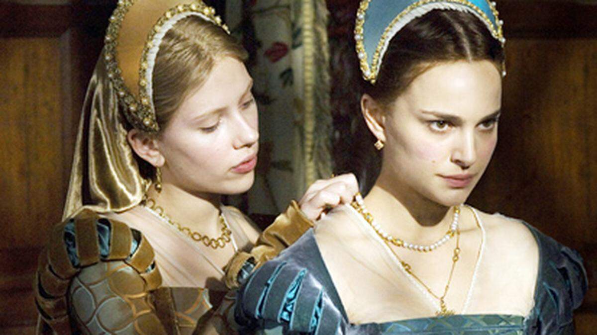 Mary (Scarlett Johansson, left) and Anne (Natalie Portman) vie for the love of King Henry VIII.