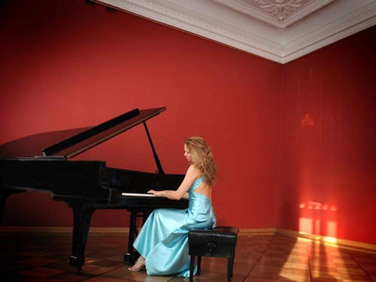 Pianist Svetalana Smolina plays with South Florida Symphony Orchestra.