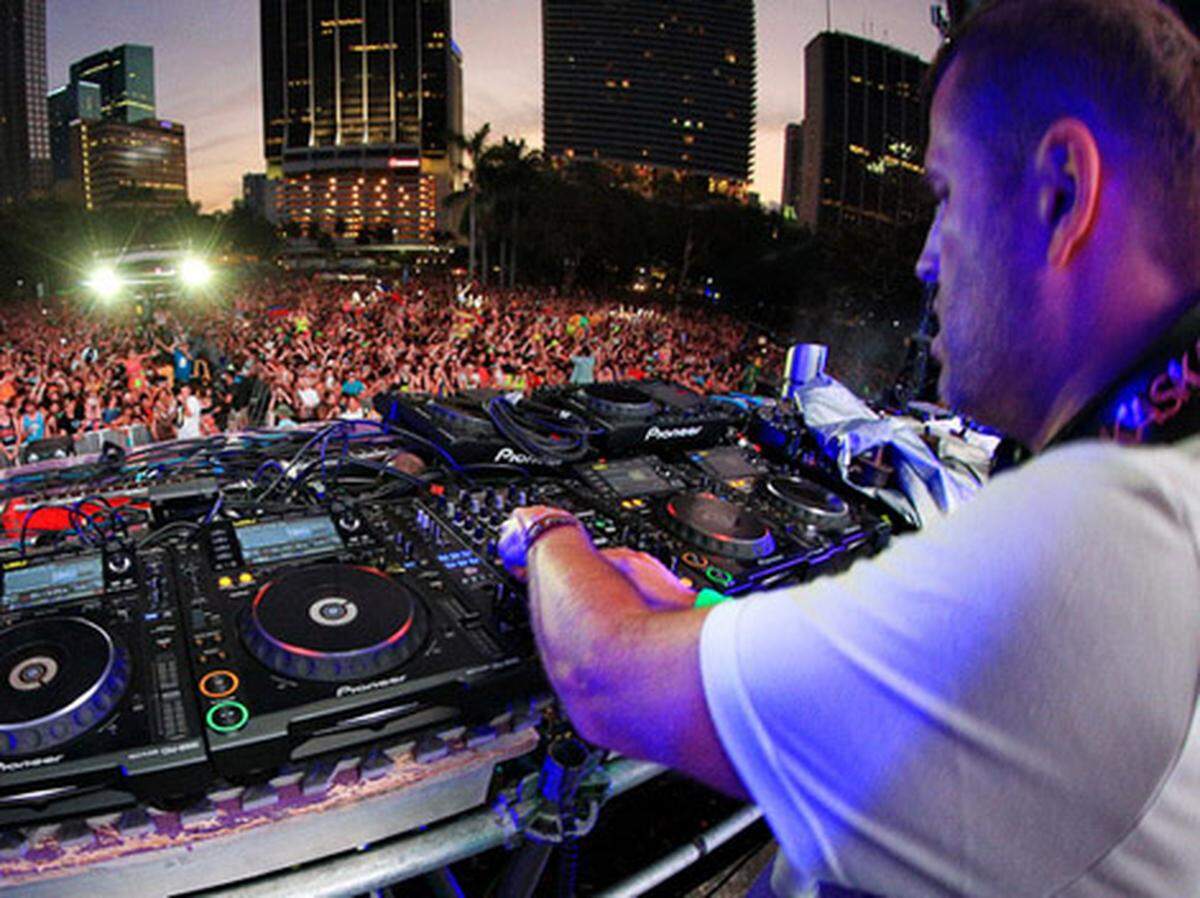 Shots from the main stage DJ booth for performances by Kaskade, Duck Sauce and David Guetta. Photo: Tomas Loewy