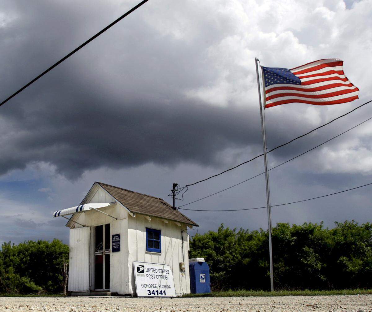 8/22/07 Patrick Farrell/Miami Herald The Ochopee Post Office along the Tamiami Trail is considered the smallest in the United States...w/Sue Cocking story...
