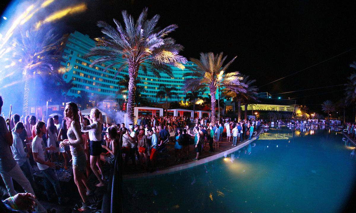Partying at the Fontainebleau