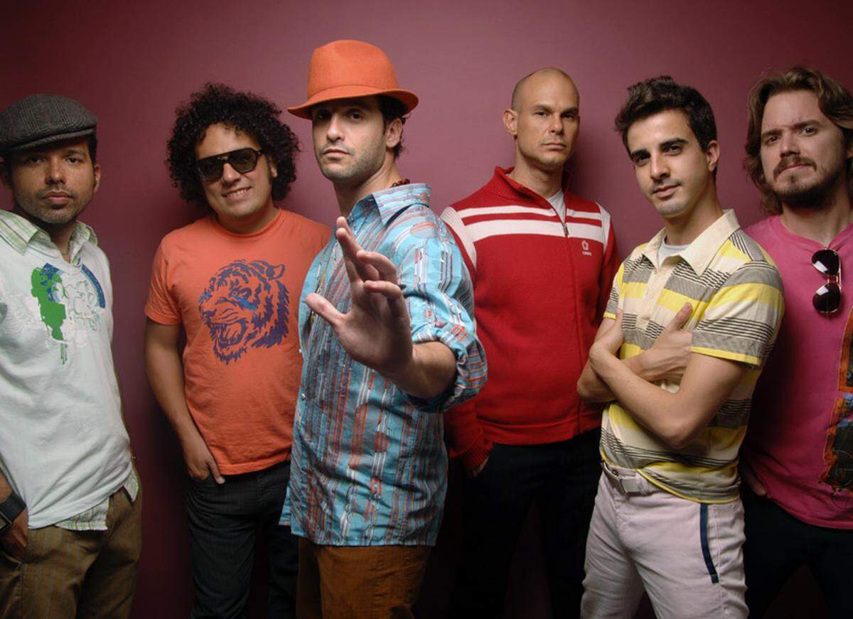 Los Amigos Invisibles.