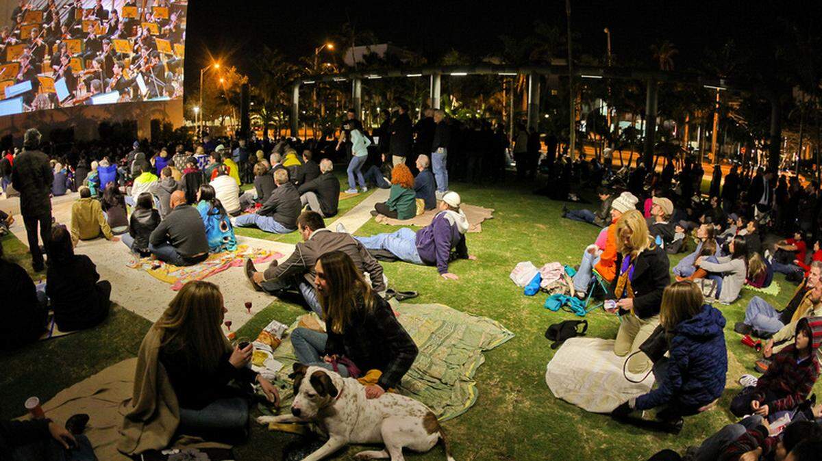 The New World Center on Miami Beach held its first Wallscape Concert, reprising the opening night performance by the New World Symphony. Photo: Tomas Loewy