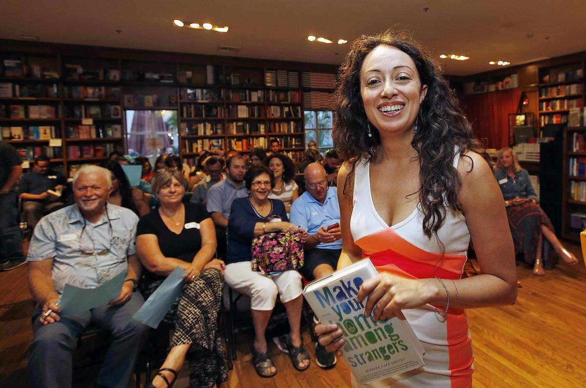 Presentation of “Cuba: La Revolución que no fue” by author Emilio Guede (centro at Books &amp; Books, Coral Gbales on Monday April 14th, 2014.