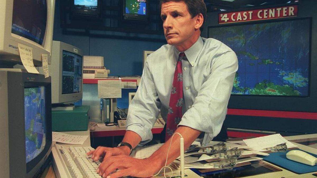 Bryan Norcross on the TV set, gets ready to report the weather in 1997. MARICE COHN BAND MIAMI HERALD FILE /1997