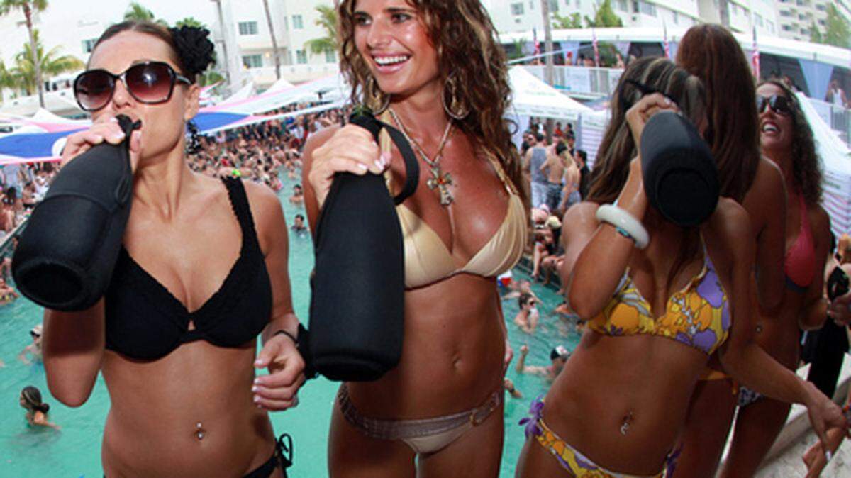 July 4th celebrations included plenty of partiers at the Surfcomber Hotel pool for the annual IndepenDance party, inspite of the rainy weather. Photo: Tomas Loewy