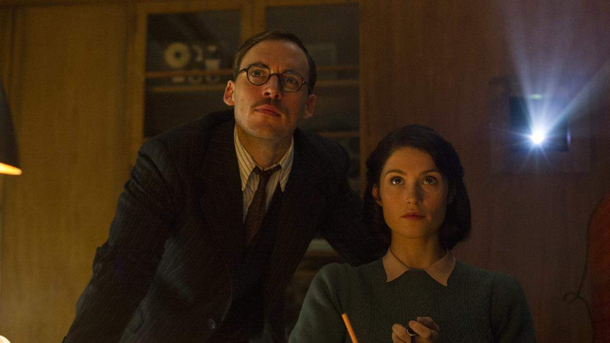 M3 Sam Clafin and Gemma Arterton star in STX Entertainment's "Their Finest". Photo courtesy of STX EntertainmentMotion Picture Artwork © 2017 STX Financing, LLC. All Rights Reserved.PHOTO CREDIT Ð NICOLA DOVE