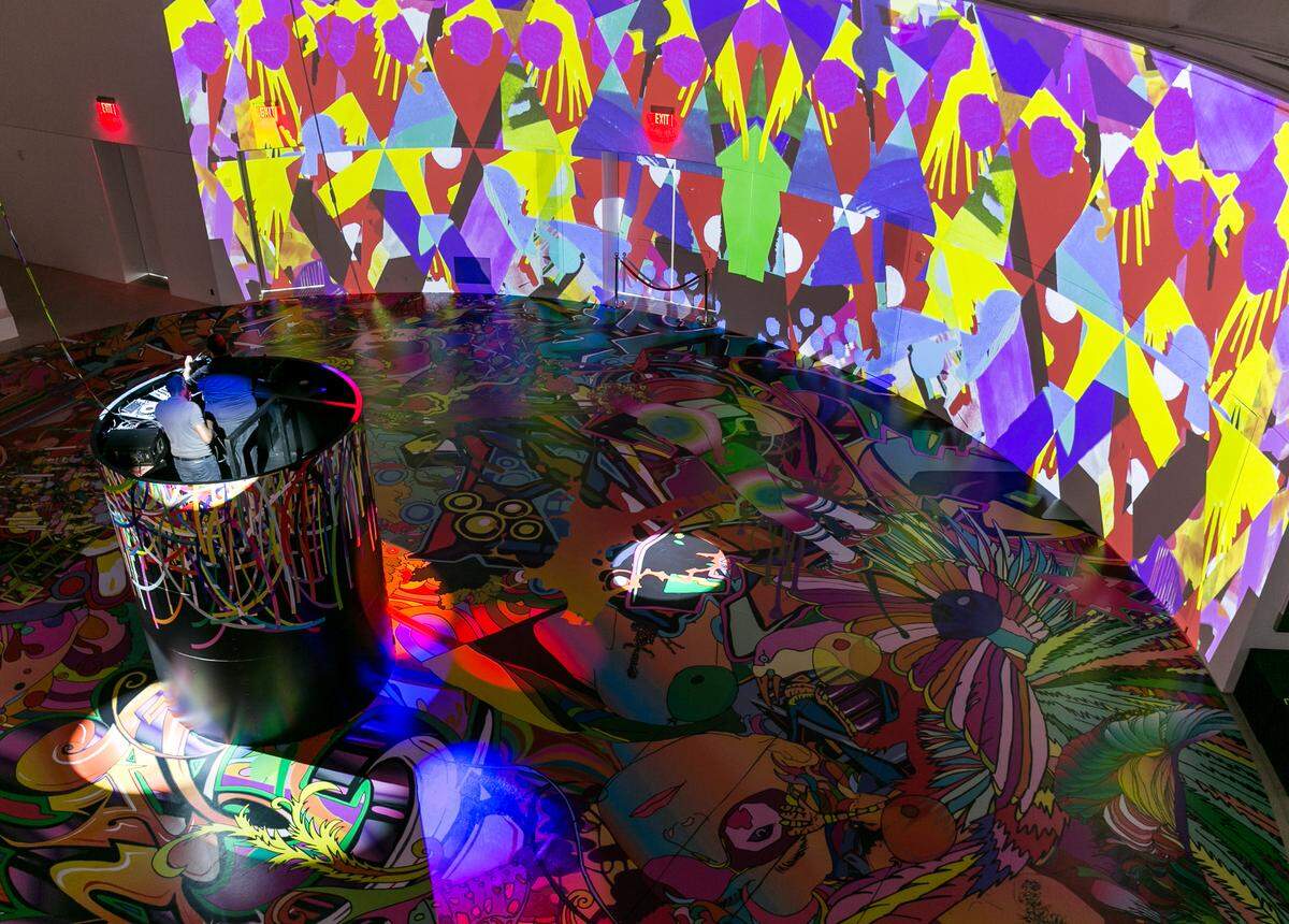asaf's trippy roller dancing installation at Faena Forum.