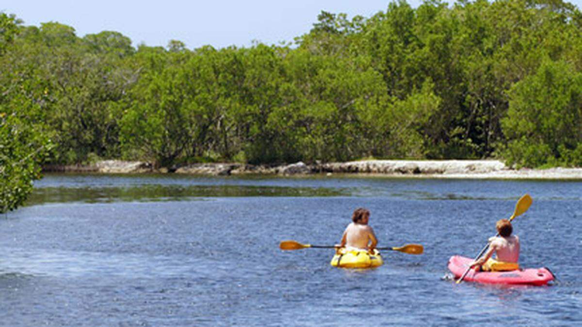 Paddlers explore John Pennekamp Coral Reef State Park. Photo: Bob Krist/Florida Keys News Bureau for Miami.com