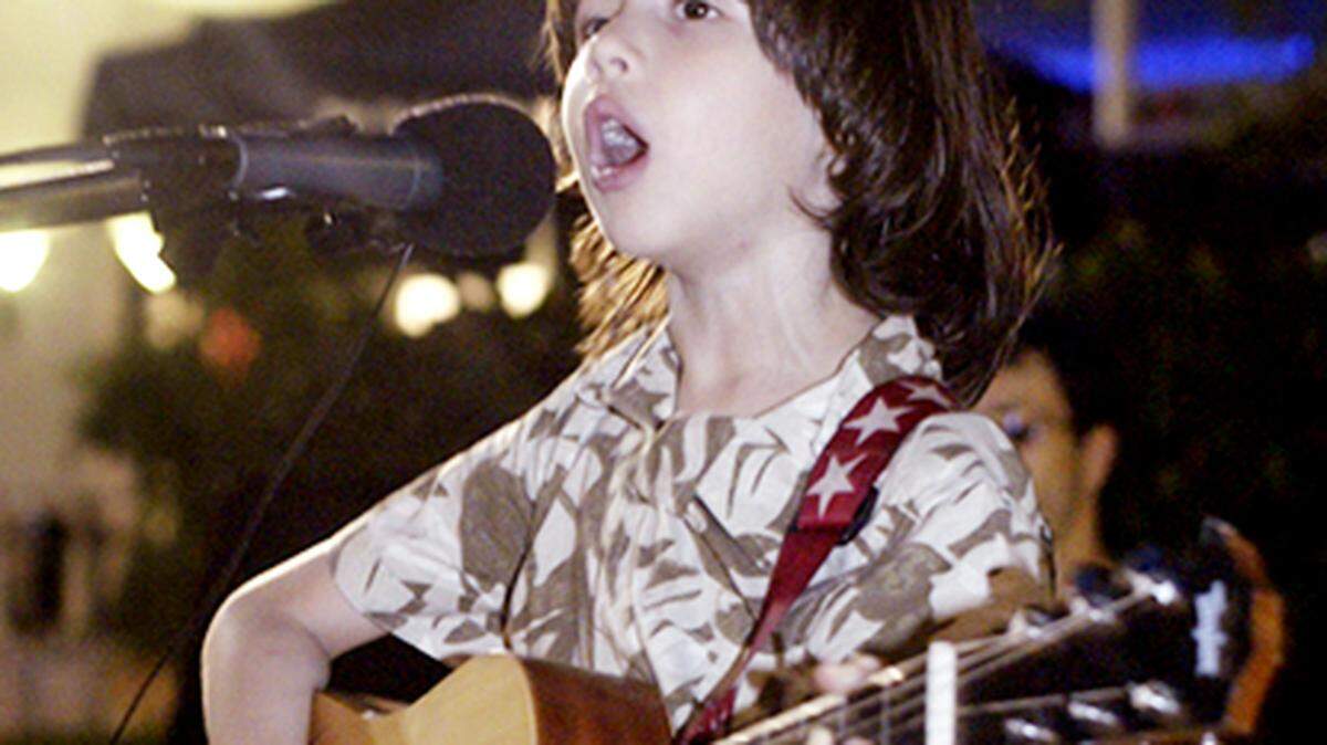 <p>Lucciano Pizzichini plays classic rock songs on his guitar on Lincoln Road. Photo by Nuri Vallbona<!-- end forecolor --></p>