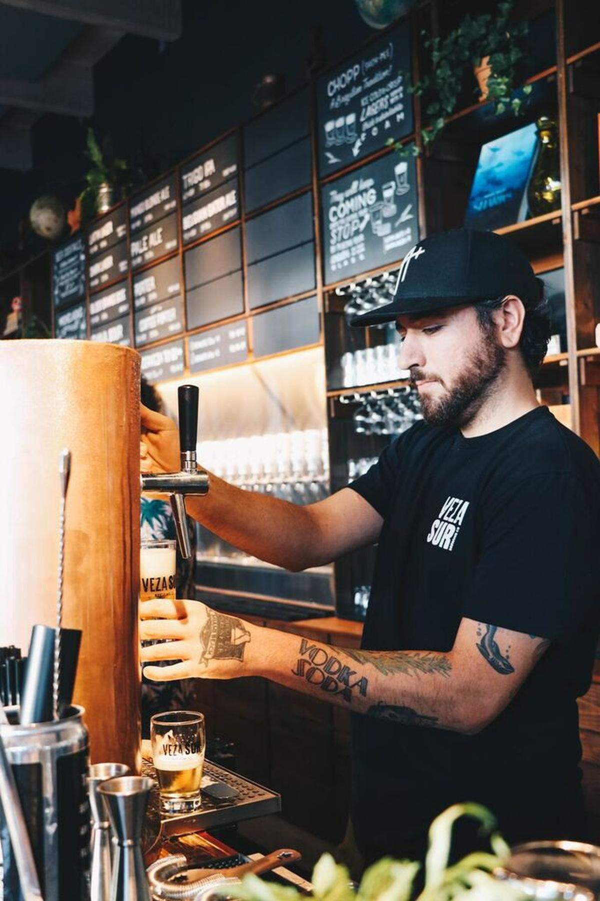 Randy Perez from Bar Lab pouring at Veza Sur. Photo by Naty Pascual.