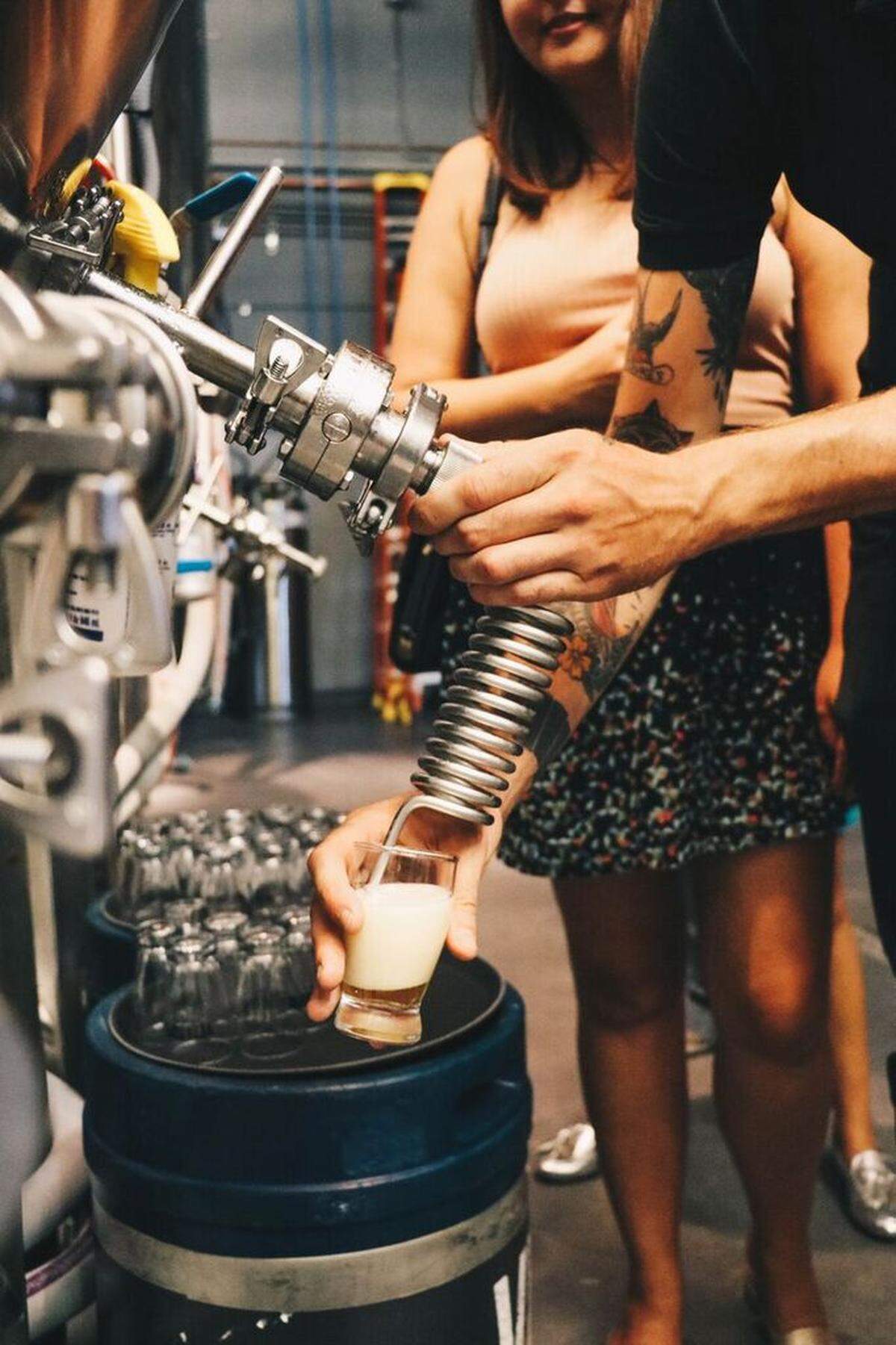 Pouring a Gator Ale straight from the tank. Photo by Naty Pascual.
