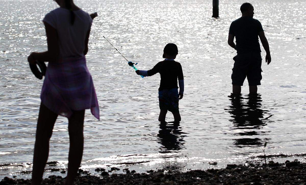 A family fishes together at Matheson Hammock on Monday, January 2nd, 2017. (Patrick Farrell/Miami Herald)