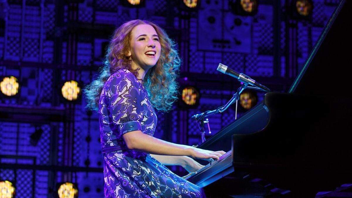 Julia Knitel takes over the role of Carole King.
