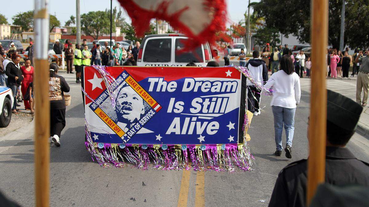El desfile de Martin Luther King, Jr. recorre las calles de Homestead y Florida City el 14 de enero de 2012.