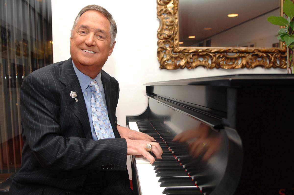Singer Neil Sedaka poses for a photo backstage at a tribute to Sedaka's fifty years in music at Lincoln Center's Avery Fisher Hall on October 26, 2007 in New York City. (Photo by Brad Barket/Getty Images)
