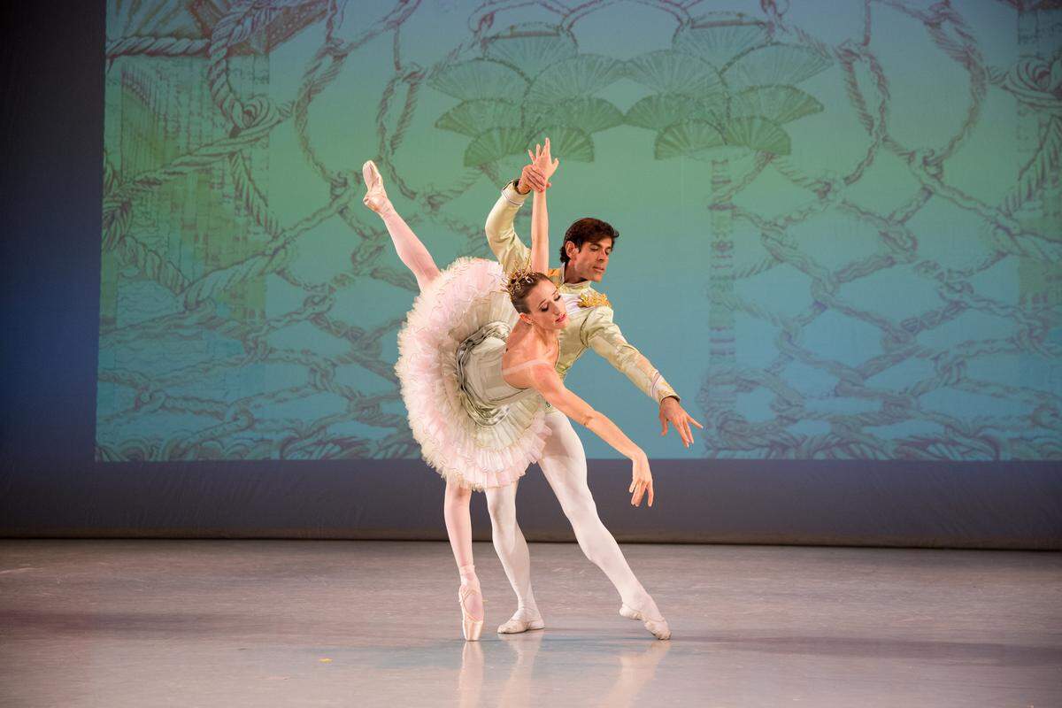 Pas de deux with these two guys