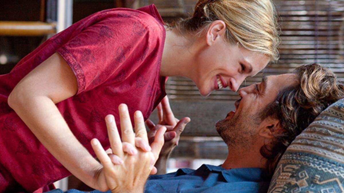 Julia Roberts as "Elizabeth Gilbert" and Javier Bardem as "Felipe" in Columbia Pictures' Eat Pray Love.