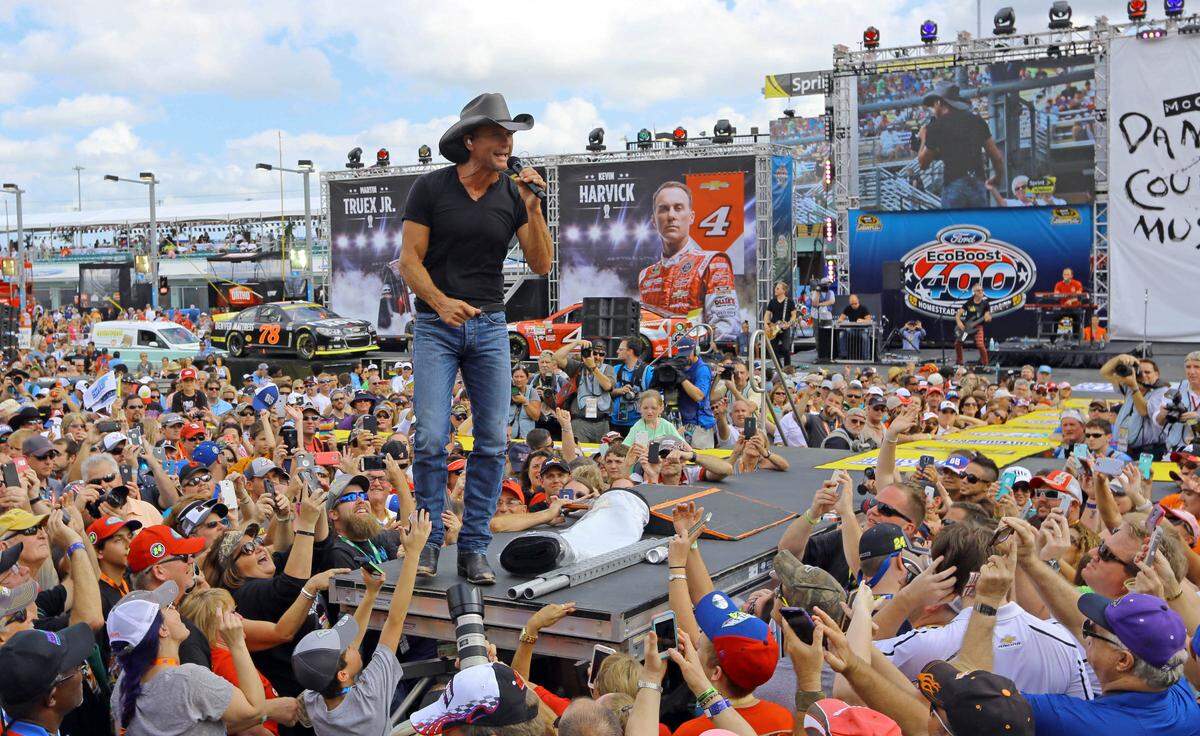 Country music singer Tim McGraw performs at the NASCAR Sprint Cup Series auto race, Sunday, Nov. 22, 2015, at Homestead-Miami Speedway in Homestead, Fla. (AP Photo/David  Graham)
