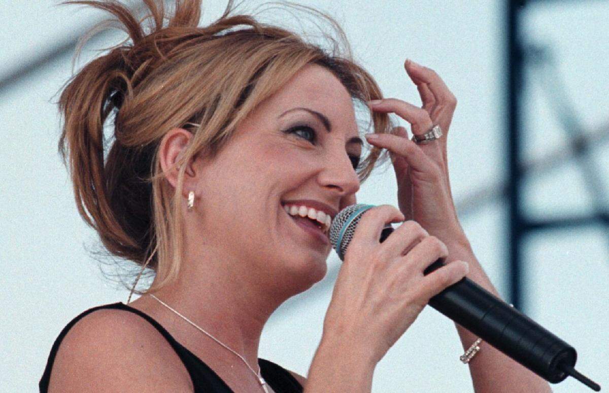 Joshua Prezant*** Broward- BPS - 11/4/00 Lee Ann Womack takes a break from singing and smiles. SHe was one of the headliners at the Kiss Country Thunder road Concert.