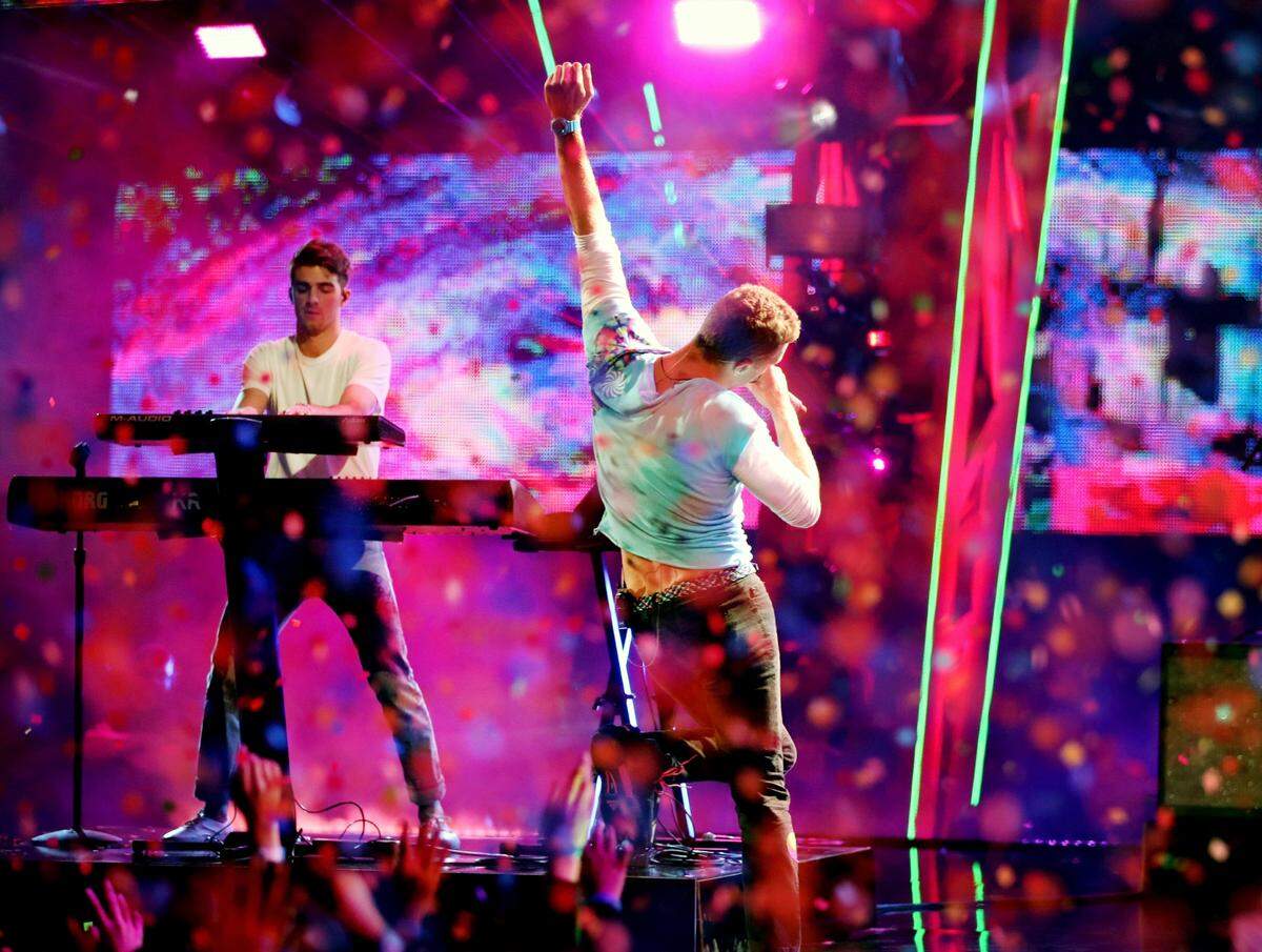 INGLEWOOD, CA - MARCH 05:  Recording artists Andrew Taggart (L) of The Chainsmokers and Chris Martin perform onstage at the 2017 iHeartRadio Music Awards which broadcast live on Turner's TBS, TNT, and truTV at The Forum on March 5, 2017 in Inglewood, California.  (Photo by Christopher Polk/Getty Images for iHeartMedia)