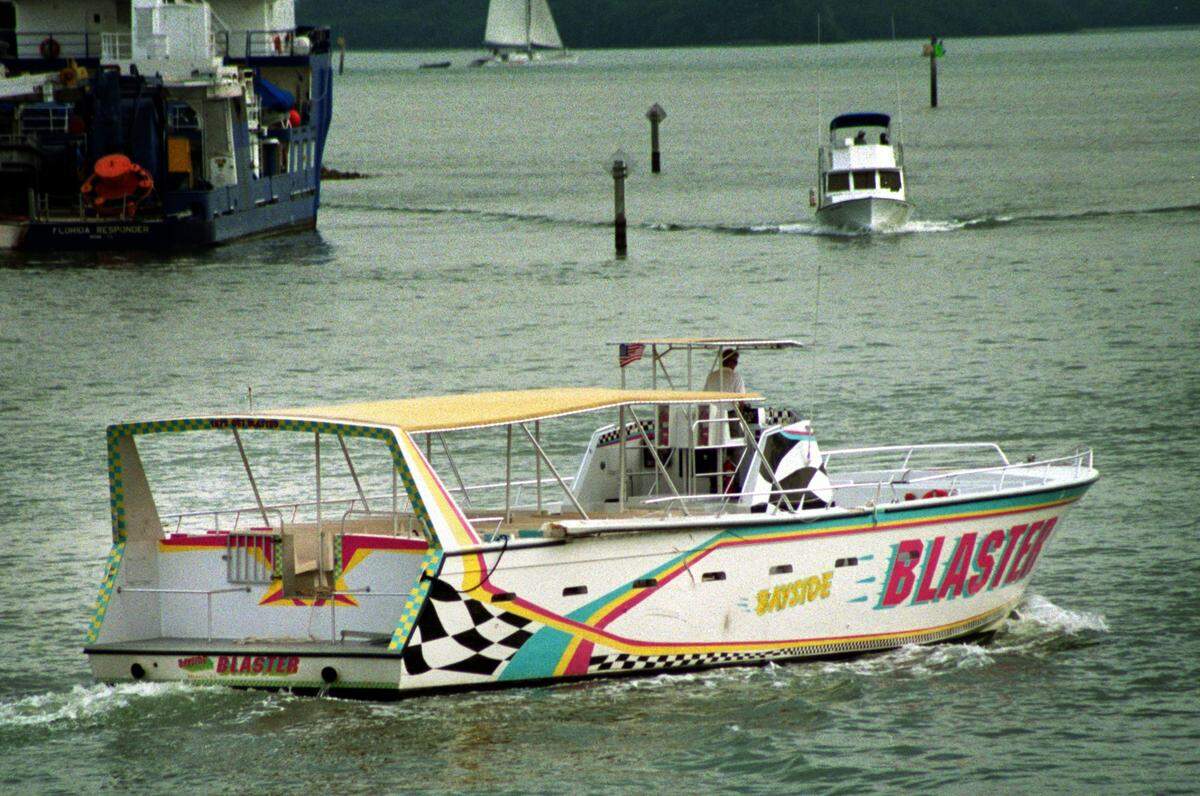 The Bayside Blaster pulls out of Bayside Marina on Sunday afternoon. Richard Patterson/Miami Herald