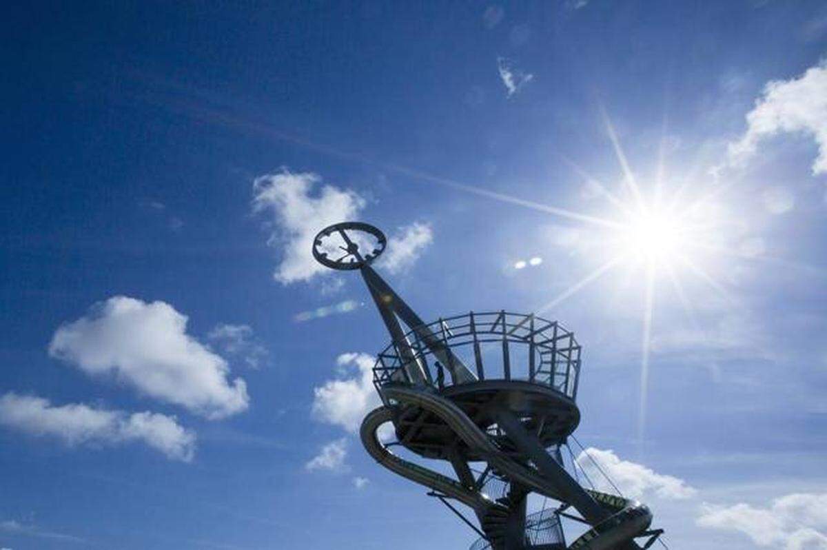 A 93-foot-tall slide sits at the entrance of Aventura Mall as part of a new three-story wing expansion on Monday, Dec. 18, 2017. The expansion added new restaurants, retail stores and an outdoor fountain.  (Matias Ocner/Miami Herald)