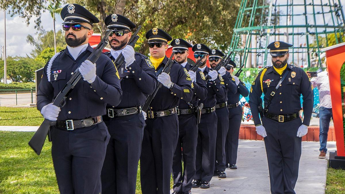 La guardia de honor del Departamento de Policía de Hialeah se prepara para el saludo de 21 armas durante la ceremonia del Día de los Veteranos organizada por la ciudad de Hialeah, en el Veterans Park, en Palm Avenue, el viernes 1 de noviembre de 2022.