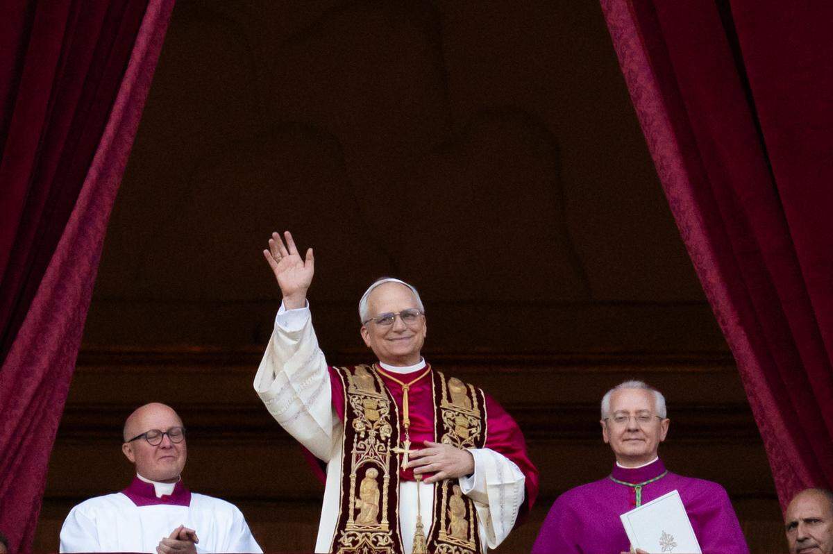 El recién elegido papa León XIV, Robert Prevost, llega al balcón central de la Basílica de San Pedro por primera vez tras la clausura del cónclave de los cardenales en el Vaticano, el 8 de mayo de 2025. (Foto de Massimo Valicchia/NurPhoto) (Foto de Massimo Valicchia / NurPhoto / NurPhoto vía AFP)