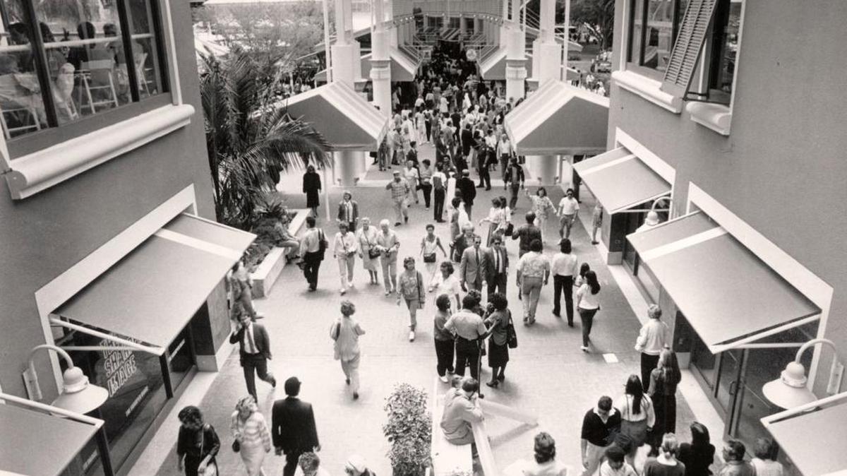 Crowds browse during the opening of Bayside Marketplace on April 8, 1987.