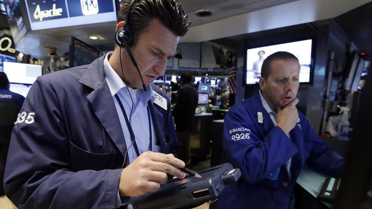 
Trader Glenn Kessler, left, and specialist Robert Nelson work on the floor of the New York Stock Exchange, Friday, Aug. 21, 2015. U.S. stocks are falling sharply for a second day as investors in major markets around the world head for the exits on growing evidence that China's economy is slowing. 
