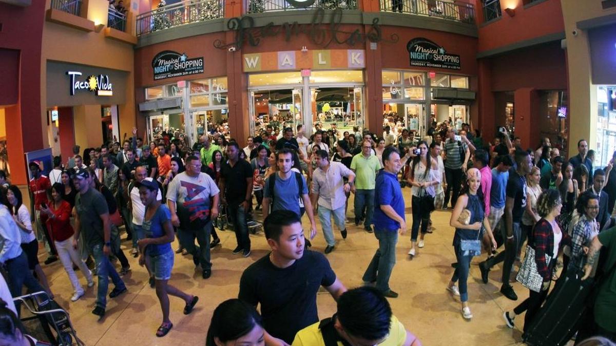 Shoppers on Black Friday 2015 at Dolphin Mall in Sweetwater.