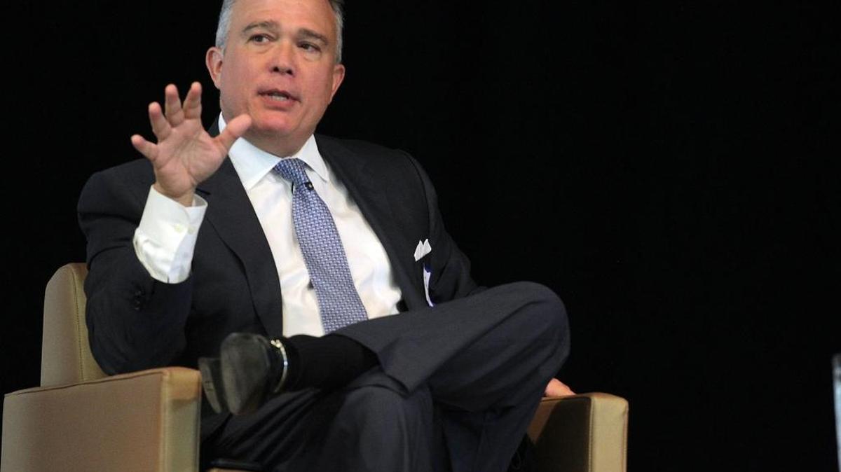 In October 2015, Luis de la Aguilera, then CEO of Total Bank, spoke on the panel of an alumni leadership lecture series at Columbus High School.