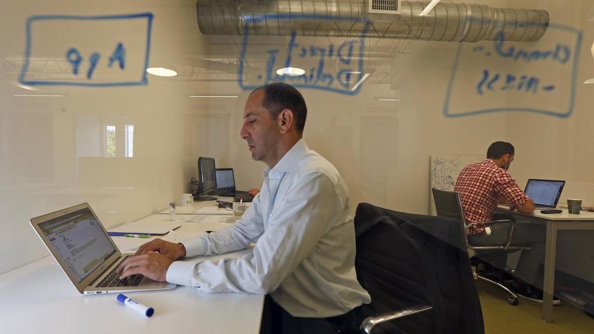 Los jóvenes inquilinos y compradores quieren servicios modernos, como un espacio de trabajo colectivo en un rascacielos o una asociación con un centro  local y cercano. Arriba: Marc Billings y Tito Gaudenzi, de la empresa de tecnología artística Blackdove, trabajan en Buro MiMo en 2015, en el noreste de Miami.