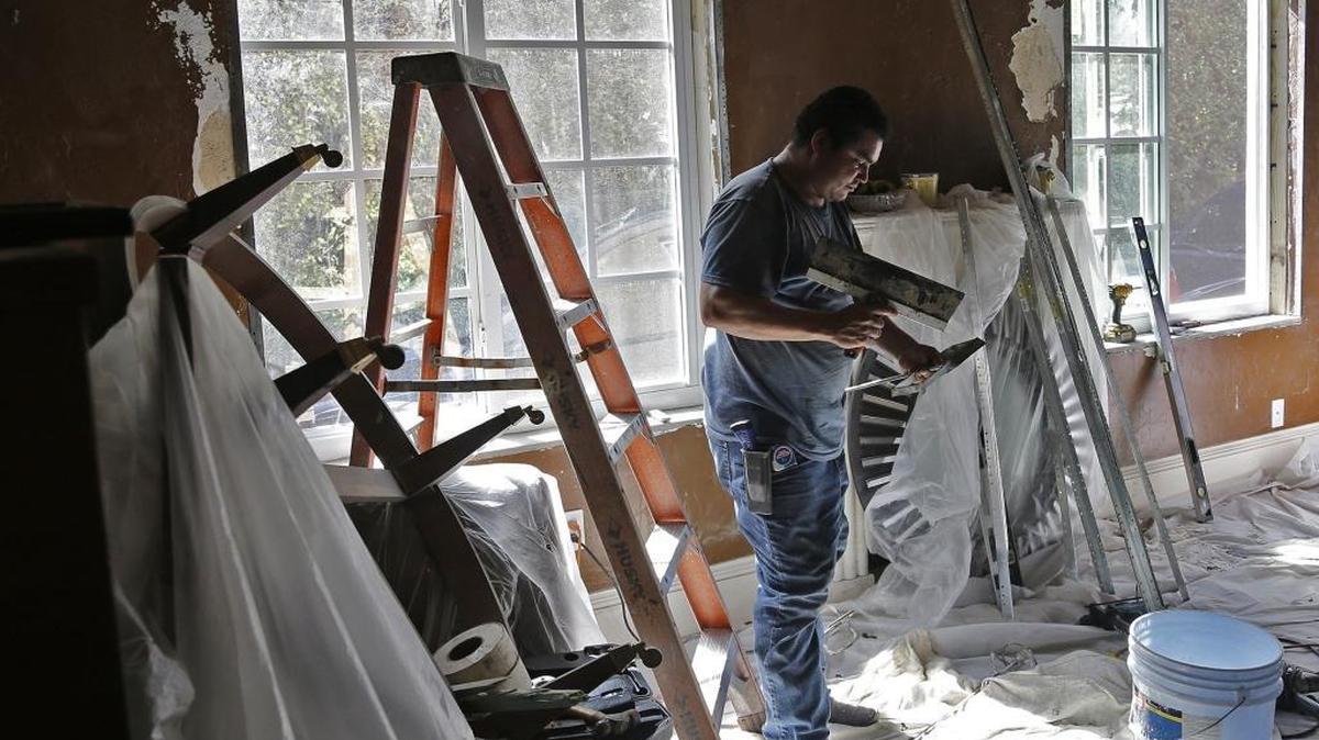 Rodolfo Cuadra preparándose para enlucir las paredes durante la instalación de ventanas de impacto en la casa de Daniel Sehres, en Miami Beach.