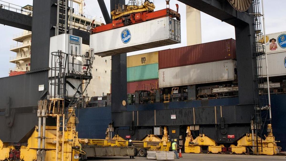 Shipping containers are unloaded from a cargo ship at the Port of Everglades in Fort Lauderdale, Florida, U.S., on Jan. 29. Overall, South Florida imports in 2015 totaled just shy of $48.60 billion, down 8.55 percent from the 2013 record of $52.76 billion and 4.77 percent from the 2014 total.