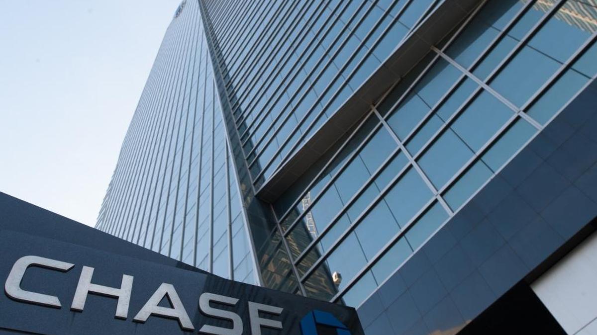 Una de las tarjetas de créditos de Chase, de recompensas por viajes, resultó la mejor en agosto, según Forbes. Imagen del banco de Chase en 1450 Brickell Ave., Miami.