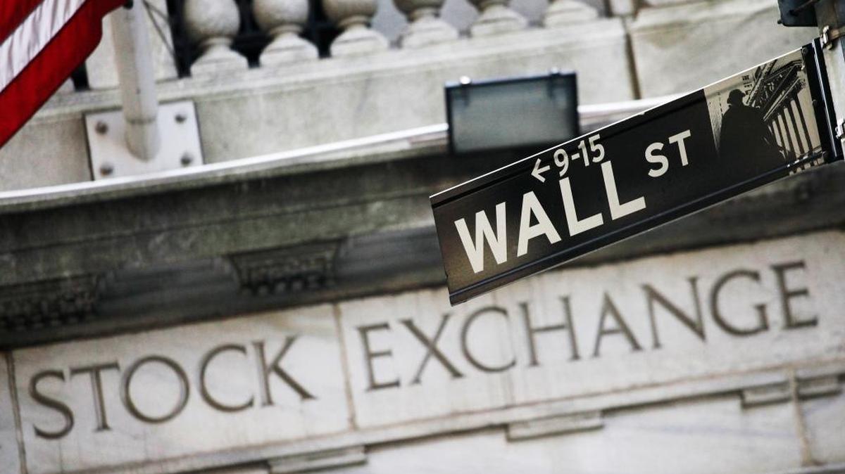 “In the week ahead as Donald Trump becomes the 45th president of the United States, long-term investors need to look beyond any presidential putdowns and watch for real policy impacting their portfolios.”