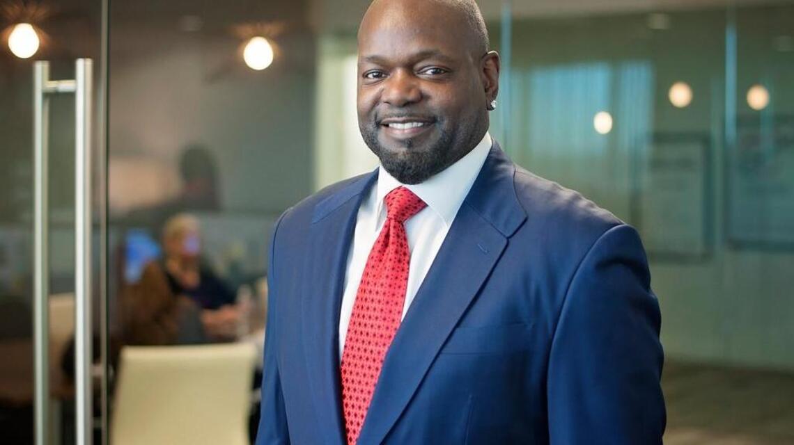 Football star Emmitt Smith wants Miami to get a haircut — in style