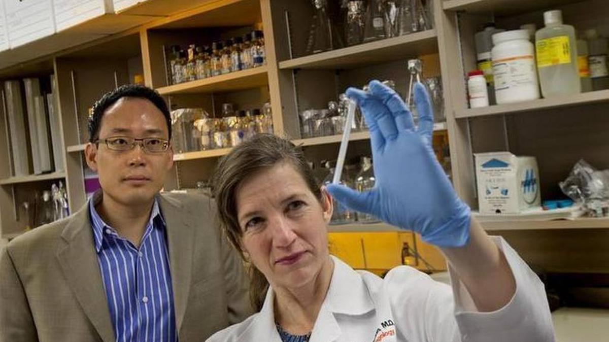 Vigilant Biosciences CEO Matthew H.J. Kim is shown with scientific founder Dr. Elizabeth Franzmann, who is looking at a OncAlert point-of-care test prototype for an early detection system for risk of oral cancer.