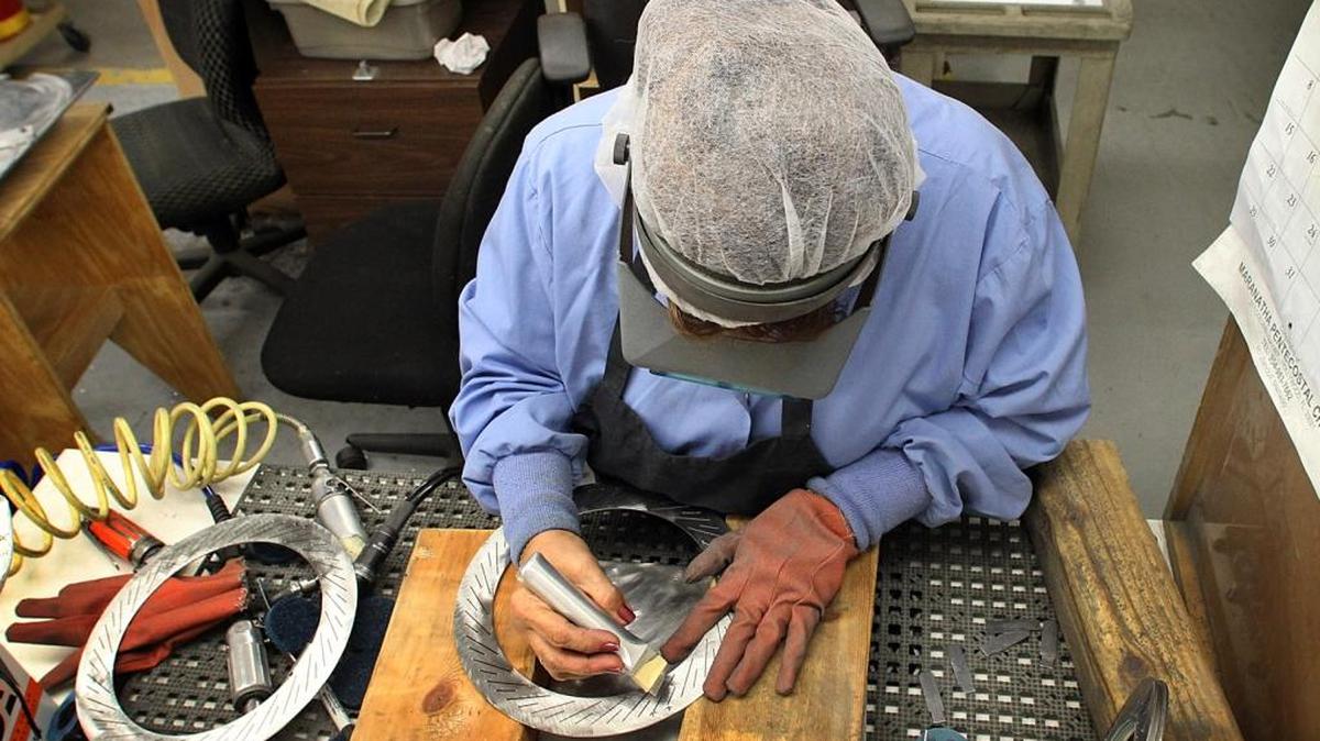 
HEICO, a high-tech manufacturer, reported higher earnings for the second fiscal quarter. In this file photo, a worker does deburring of one of the company’s manufactured parts.
