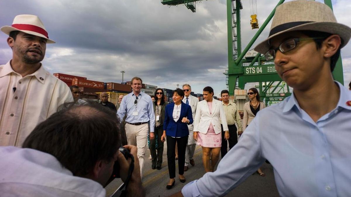 
U.S. Commerce Secretary Penny Pritzker, center, visits the port’s container terminal within the Mariel free trade zone in the Bay of Mariel, Oct. 6, 2015. 
