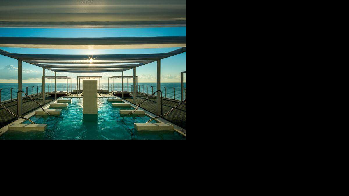 
This photo shows the rooftop hydrotherapy pool at the Metropolitan by COMO, which is available for partial day bookings on certain dates through HotelsByDay.
