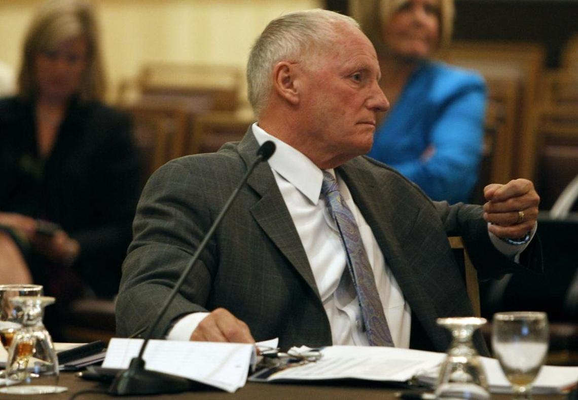 Barry Gilway, presidente de Citizens Property Insurance, escucha durante la reunión de la Junta de Gobernadores de Citizens Property Insurance en julio de 2012 en Miami. 