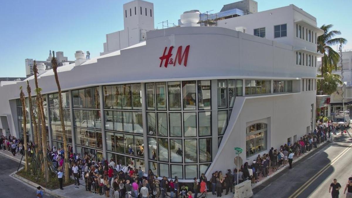 Crowds line up around the building at the opening of the H&M Store on Lincoln Road on Nov. 8, 2012.