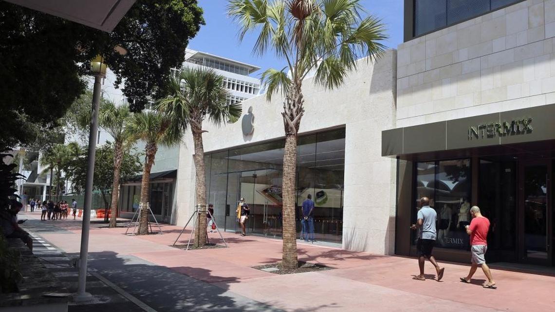 
An entire block of Lincoln Road has sold for $370 million, to Spanish billionaire Amancio Ortega, who owns Zara, the global fashion giant. The Apple Store, at 1021 Lincoln Rd. in Miami Beach, is near the center of the block, which extends east from Lennox to Michigan avenues. It is shown on Friday, Sept. 4, 2015.
