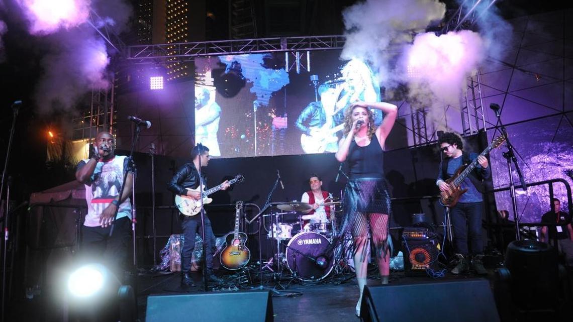 Singers Jackie Mendez (center) and Andrew Tosh (left) performed at a concert for 500 buyers, brokers and prospective clients at the Paramount Worldcenter Jam Session in Miami on Saturday night.