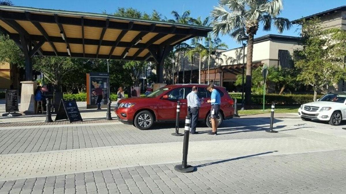 Valet park attendant Leo Garmon assists a customer with his car at Sawgrass Mills on Oct 30, 2017.