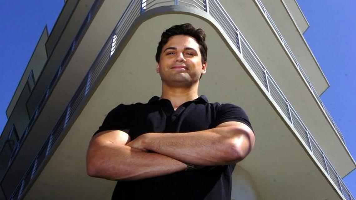 
combo cut
above, left . ..... Kevin Tomlinson in a Miami Herald file photo from 2006.
above right ....... The Jills.
