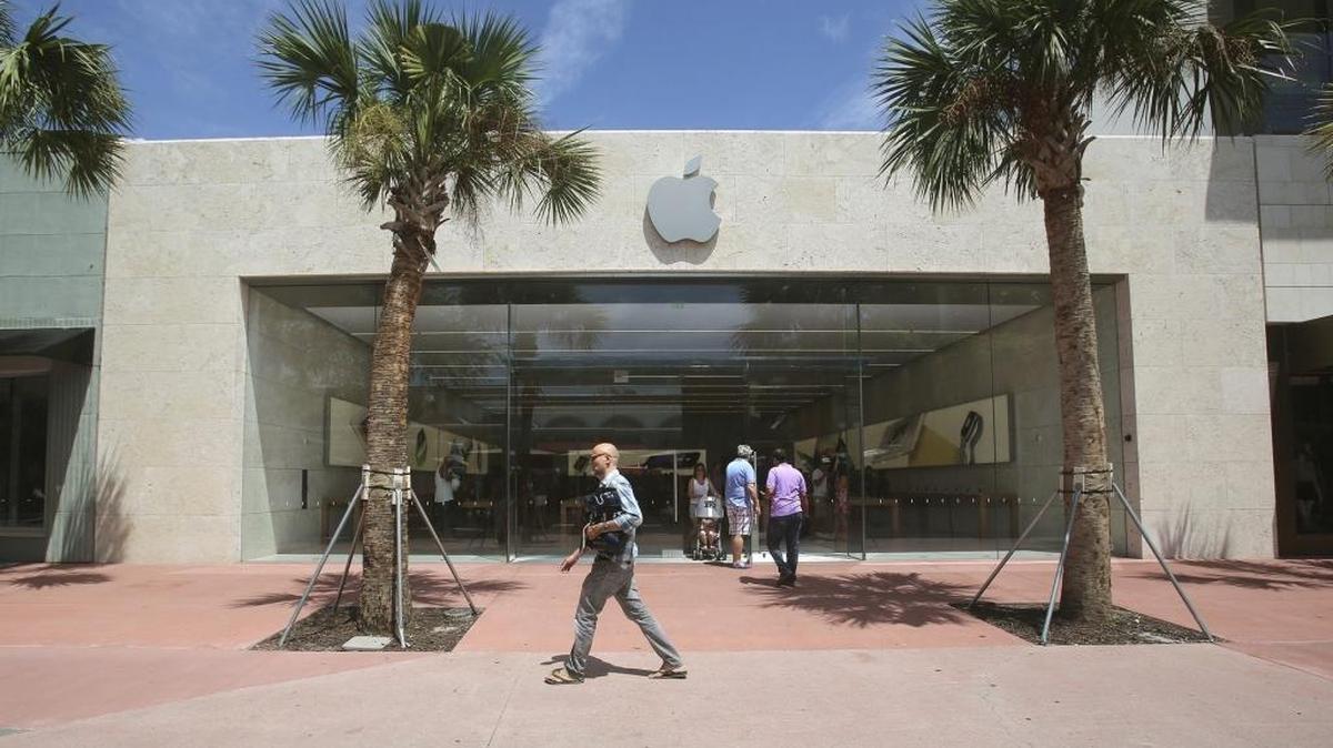 The Apple Store, at 1021 Lincoln Rd. in Miami Beach